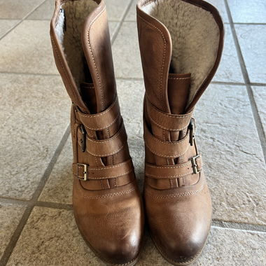 Braune Winterstiefel mit Fellfutter (Grösse 38)