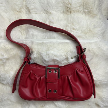 Sac rouge avec bandoulière 