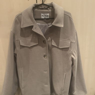 Grau geknöpfte NA-KD Jacke