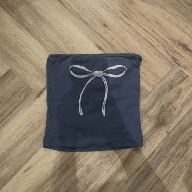 blaues schulterfreies Top mit Schleife darauf