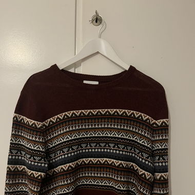 Weinroter, gemusteter Pull&Bear Wollpulli.