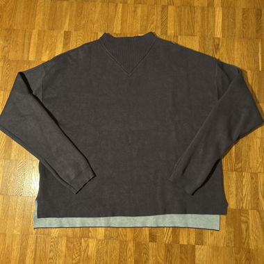 Dunkler Pullover mit Stehkragen