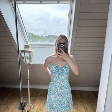 Blaues Blumenkleid