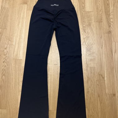 Pantalone sportivo nero YEØREO, nella confezione originale