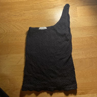 Schwarzes Top mit einem Träger