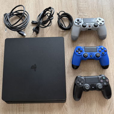 Console PS4 avec 3 manettes et jeux