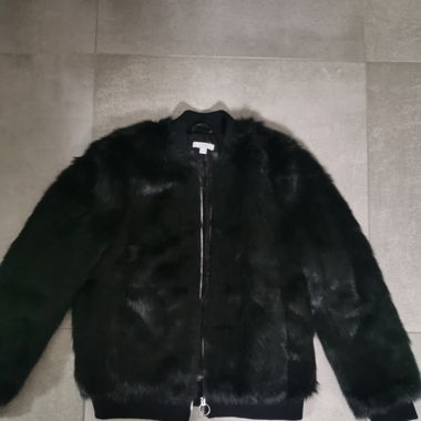Veste noire avec fourrure synthétique 