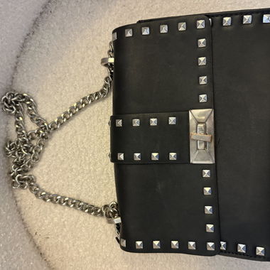 Borsa a tracolla nera con borchie e catena
