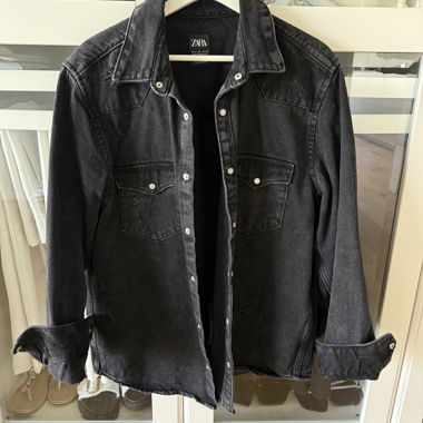 Giacca in denim tipo camicia Zara nera