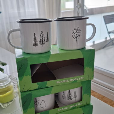 Set mit 8 emaillierten Bechern mit Waldmotiv