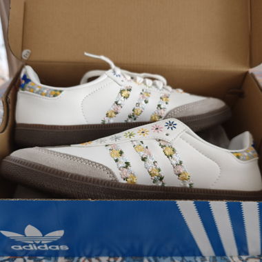 Baskets Adidas à fleurs