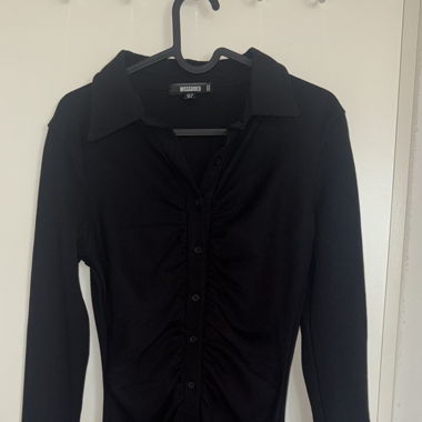 Schwarzes Kleid mit Knopfleiste & Kragen 