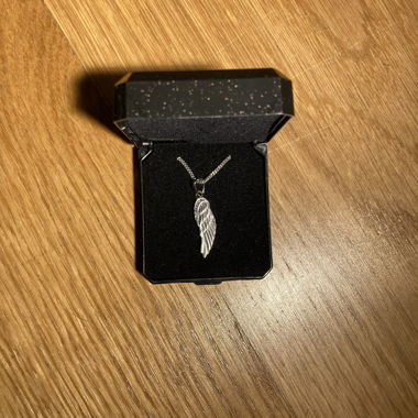 Collana con ali d’angelo e pendente
