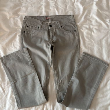 graue levis jeans