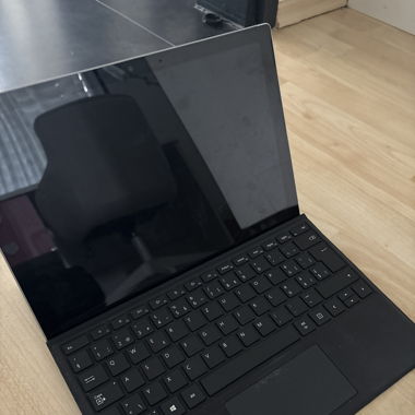 Surface Tablet mit Tastatur / Ladegerät gebraucht
