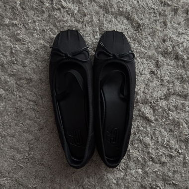 Schwarze Ballerinas im Miu Miu Look