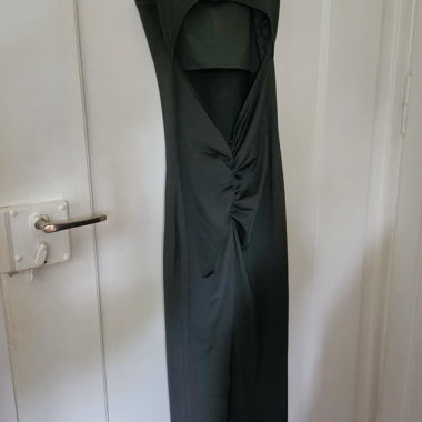 Schwarzer flare jumpsuit mit rückenausschnitt