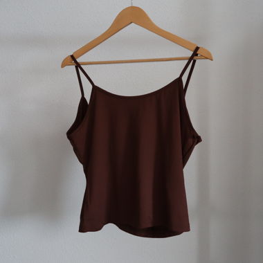 Haut marron à fines bretelles