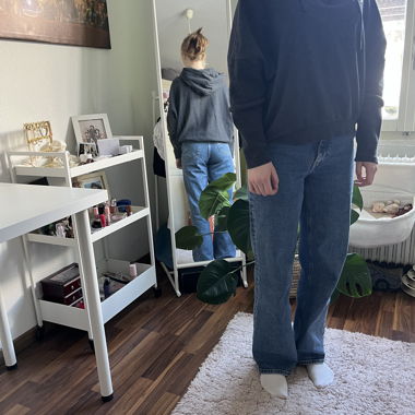 Sweat à capuche gris foncé avec imprimé