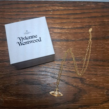 Goldene Vivienne Westwood Kette