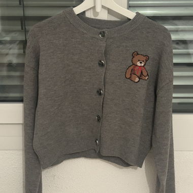 Cardigan con orsacchiotto sopra