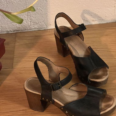Sandales noires et talon bois 