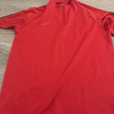 Haut sportif rouge zippé