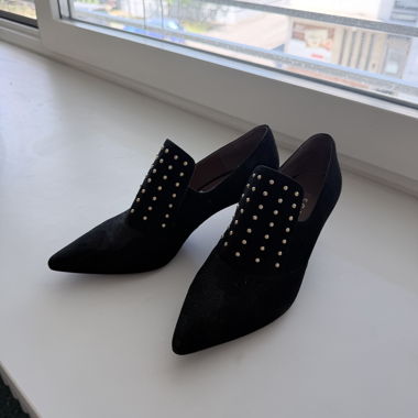 Schwarze Pumps mit Nieten von Escada 