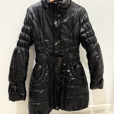 Veste longue élégante avec une ceinture 