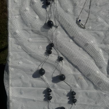 Collier long de perles noires