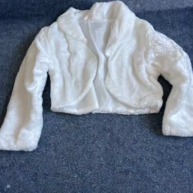 Weisser Bolero aus Kunstfell