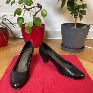 Schwarze Leder-Pumps mit mittlerem Absatz