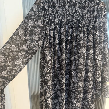 Robe d'automne Stradivarius noire à fleurs 