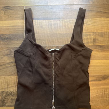 Braunes kurzärmeliges Zip-Top