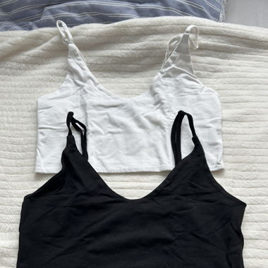 2x croptop weiss und schwarz