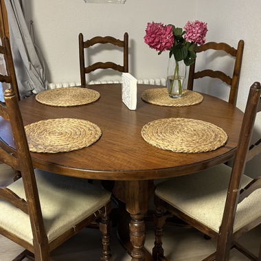 Runder Holztisch-Set
