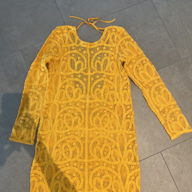 Robe jaune en dentelle