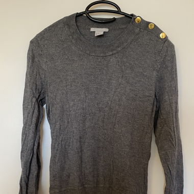 Pullover grau mit goldenen Knöpfen, M