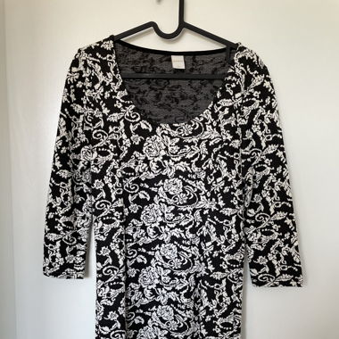 Robe noire et blanche effet dentelle