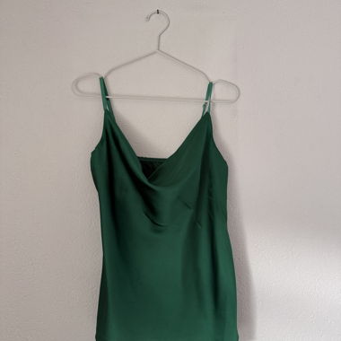 Top vert satiné à bretelles fines