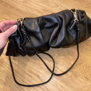 Schwarze Pochette von Manor
