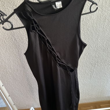 Schwarzes Rippentop mit Schnuerrung