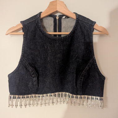 Top corto in denim con frange di strass