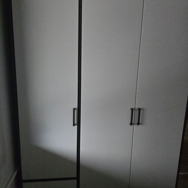 Moderner Kleiderschrank 