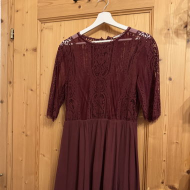 elegantes Bordeaux Rotes Kleid mit Spitzenoberteil