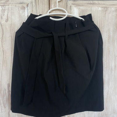 Jupe noire avec ceinture à nouer