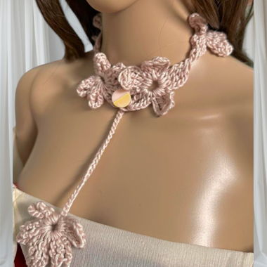 Écharpe fine florale au crochet fait main