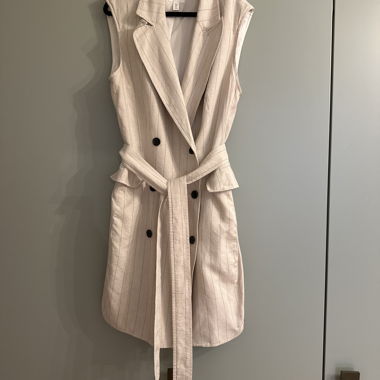 Robe trench sans manches avec ceinture