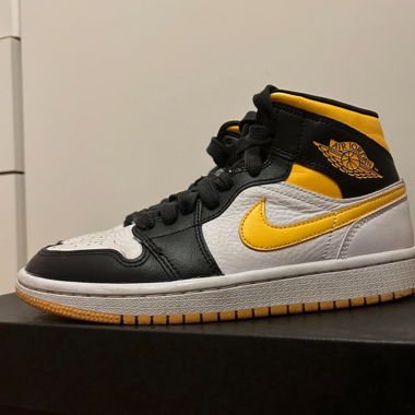 Jordan 1 mid Laser Orange black
