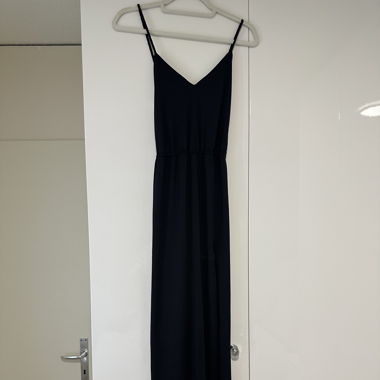 Rückenfreies Kleid mit Schlitz